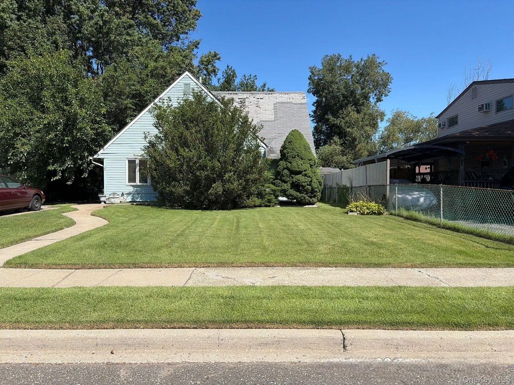 23 Saddler Lane, Levittown