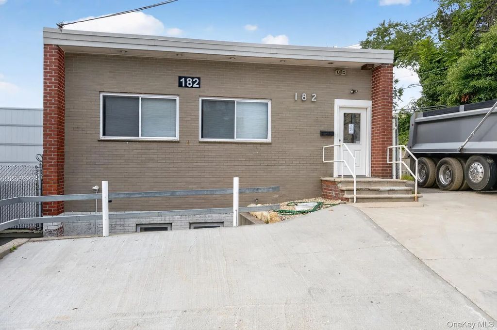 182 Fairchild Avenue, Plainview