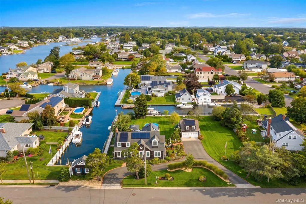 1 Dewey Avenue, Amityville
