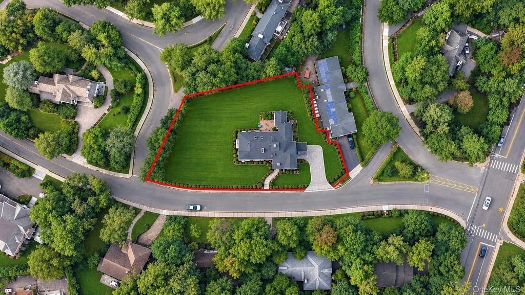 85 Nassau Drive, Great Neck