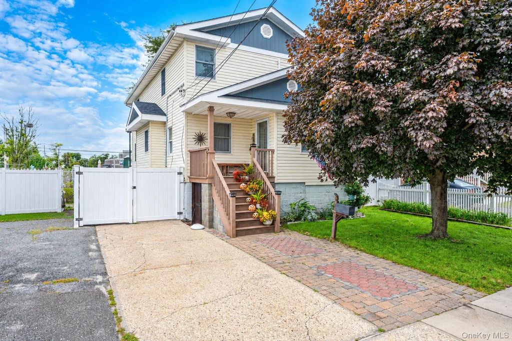 9 Perry Place, Lindenhurst
