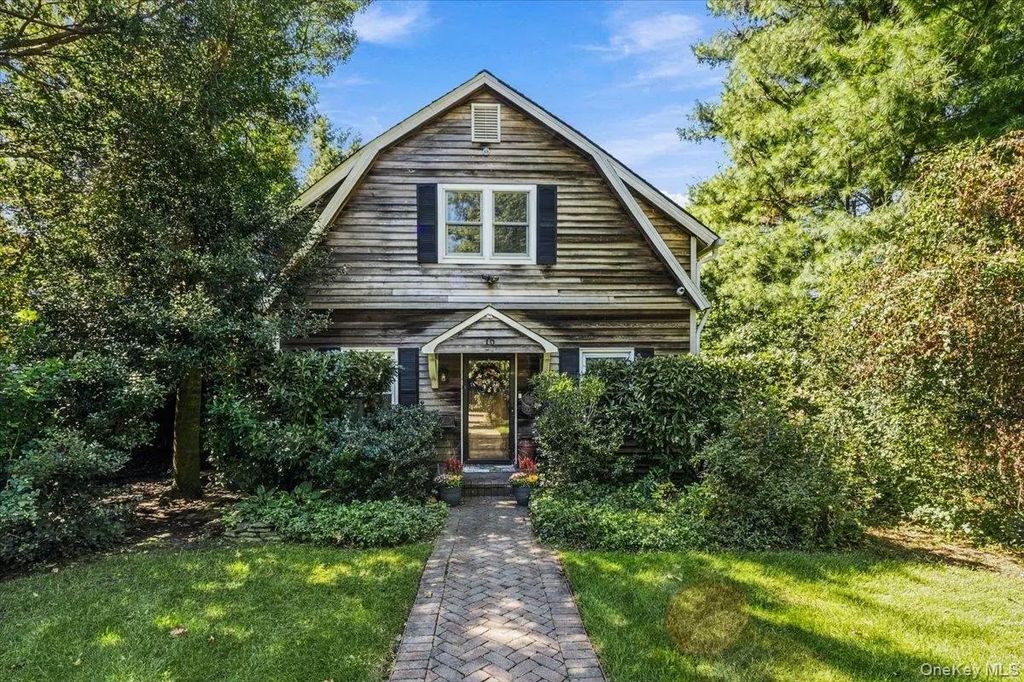 16 Stuart Avenue, Babylon
