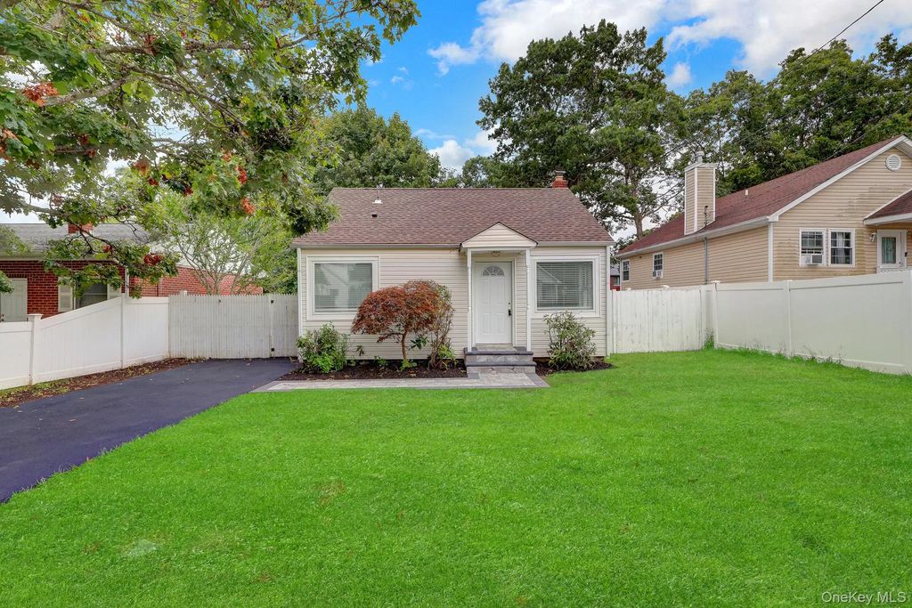 386 Tallwood Drive, Shirley