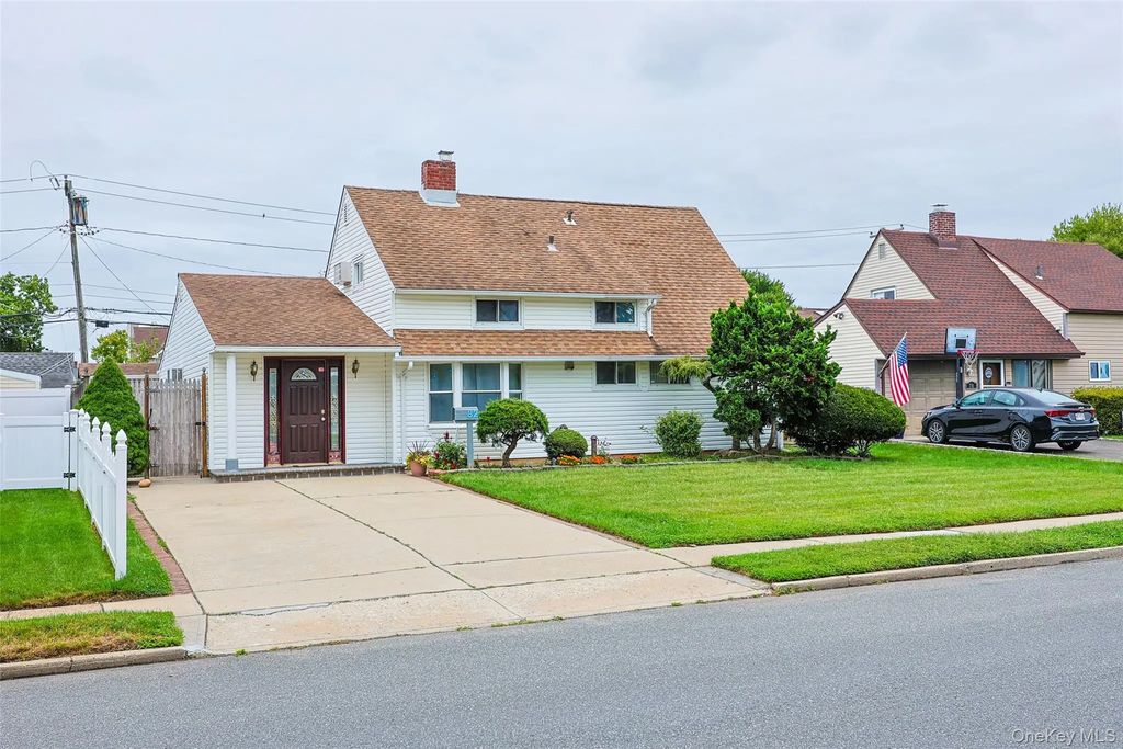 82 Lantern Road, Hicksville