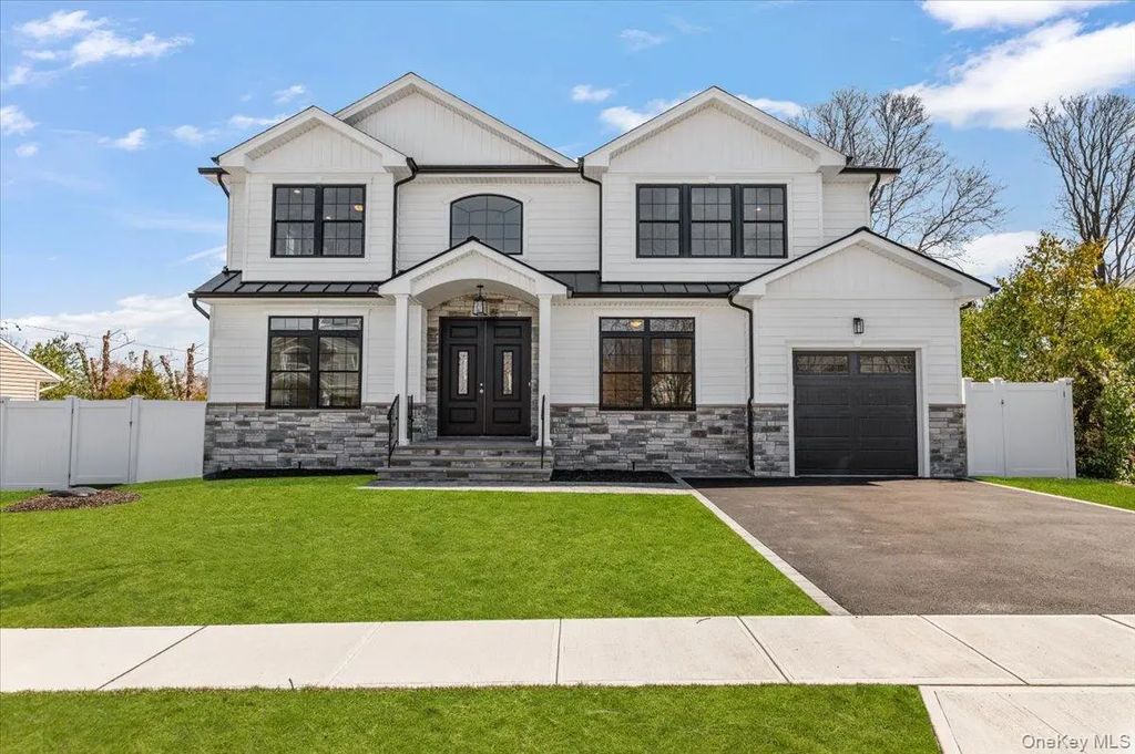 31 Cedar Drive E, Plainview