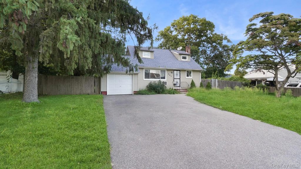 465 Clift Street, Central Islip