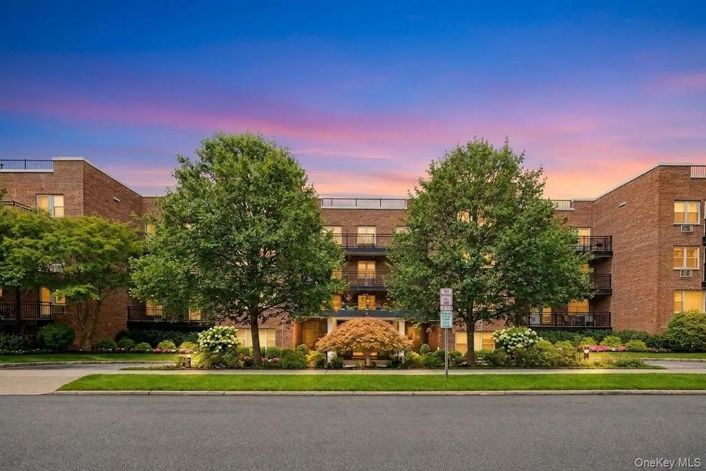 25 Chapel Place # 2m, Great Neck