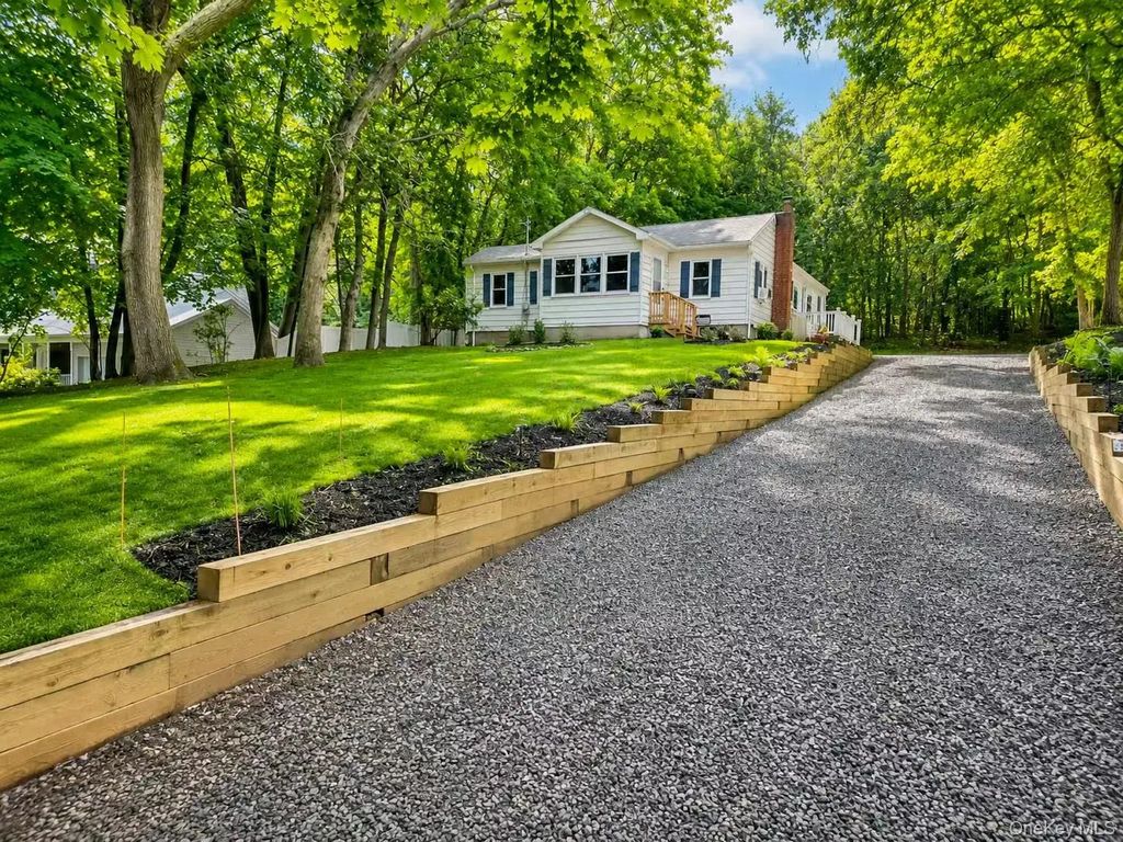 40 Christian Avenue, Setauket
