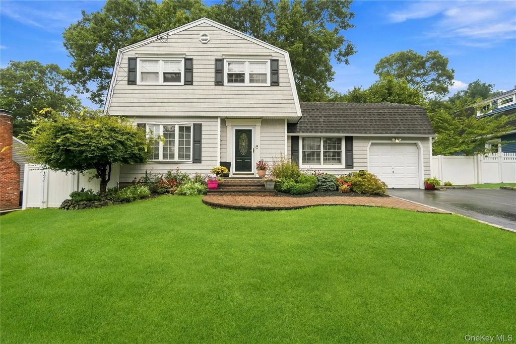 29 Hy Place, Lake Grove