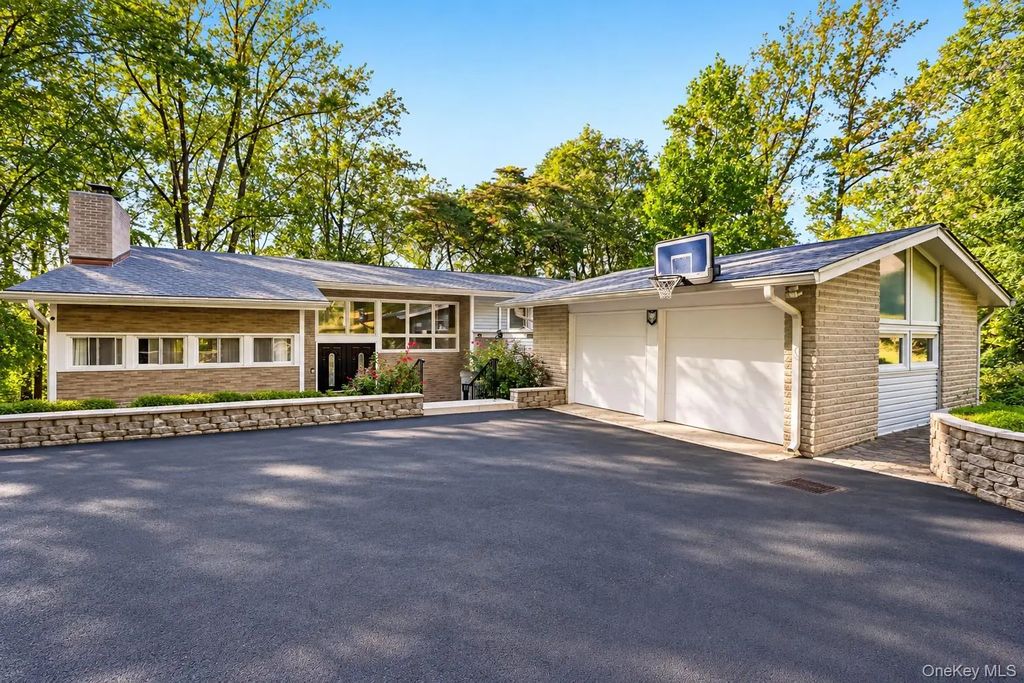 498 Winding Road N, Ardsley