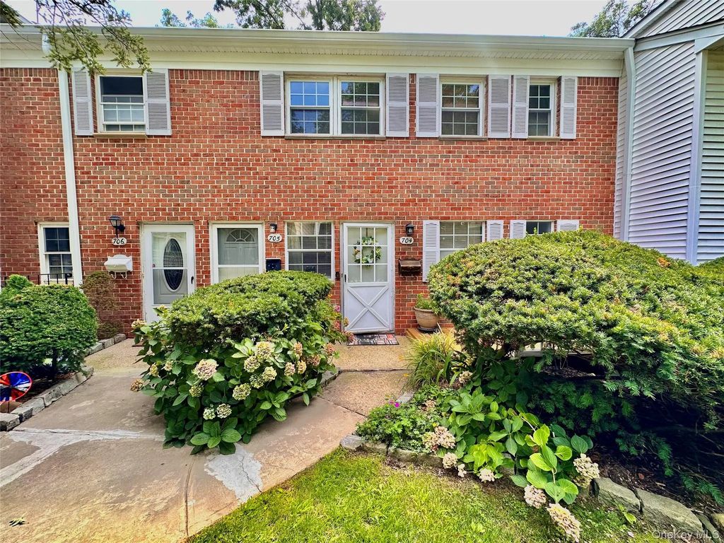 704 Towne House Village # 704, Hauppauge