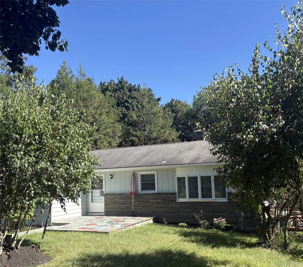 18 Robin Hill Drive, Poughkeepsie