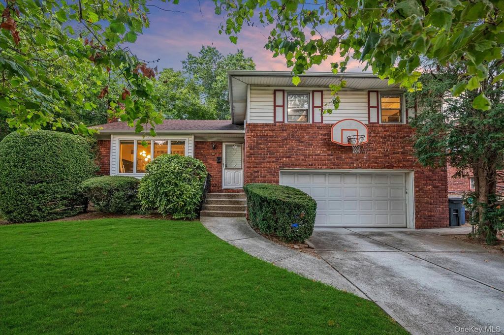 68 Bergman Drive, Hewlett