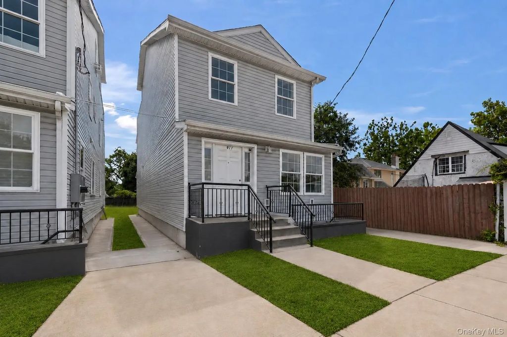 911 Hicksville Road, Far Rockaway