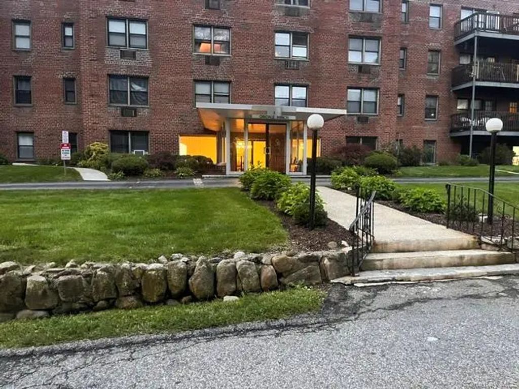 5 Oakdale Manor # B22, Suffern