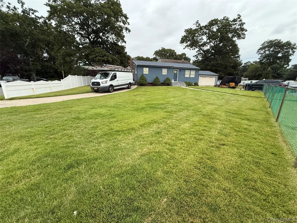 16 Lake Place, Wyandanch