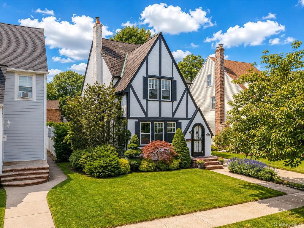 425 Marcellus Road, Mineola