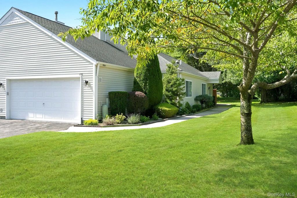 156 Farm House Court, Manorville