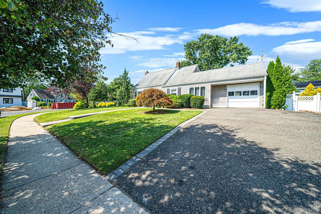 96 Slate Lane, Levittown