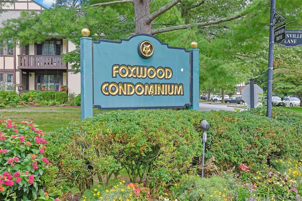 16 Foxwood Drive # 8, Pleasantville