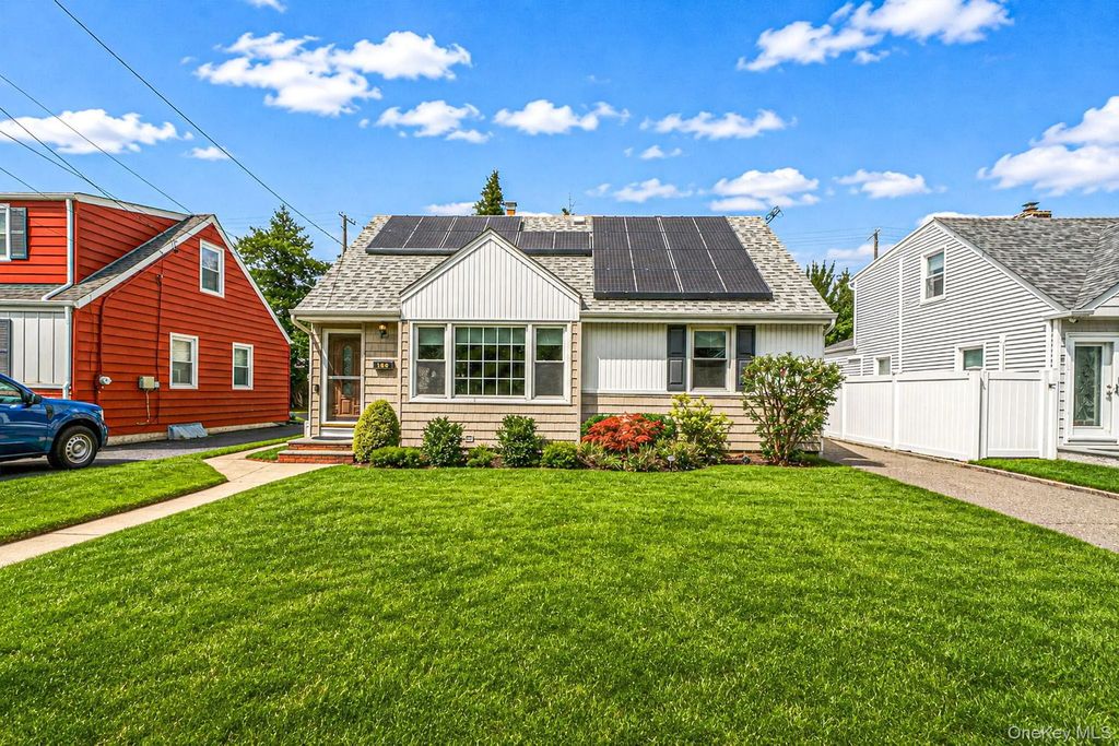 190 Albertson Place, Mineola