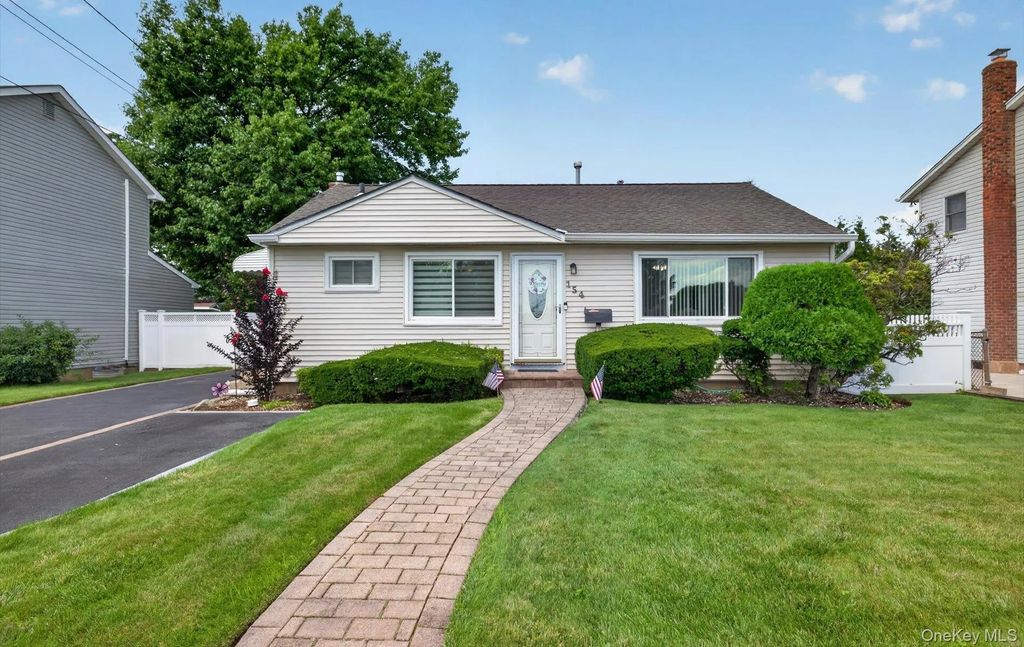 154 Park Lane, Massapequa