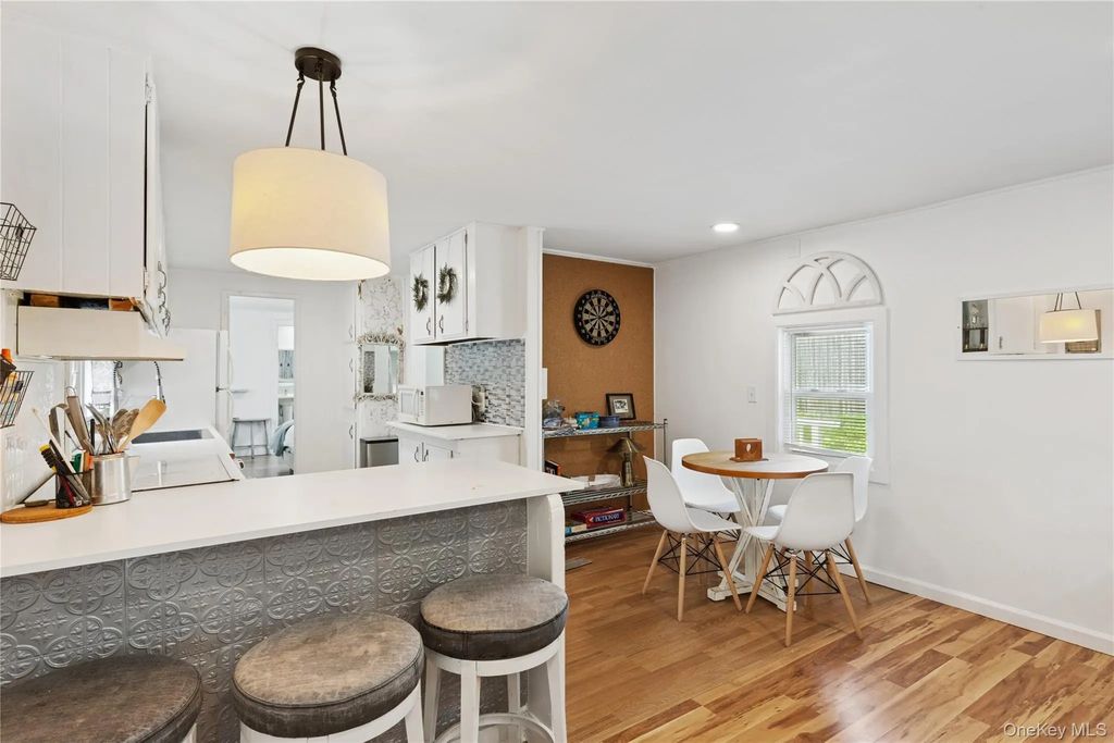 8 North Railroad Avenue, Jamesport