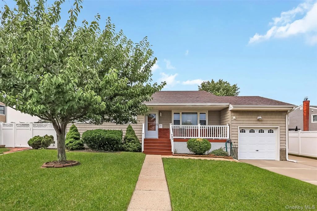 70 Prairie Lane, Lindenhurst
