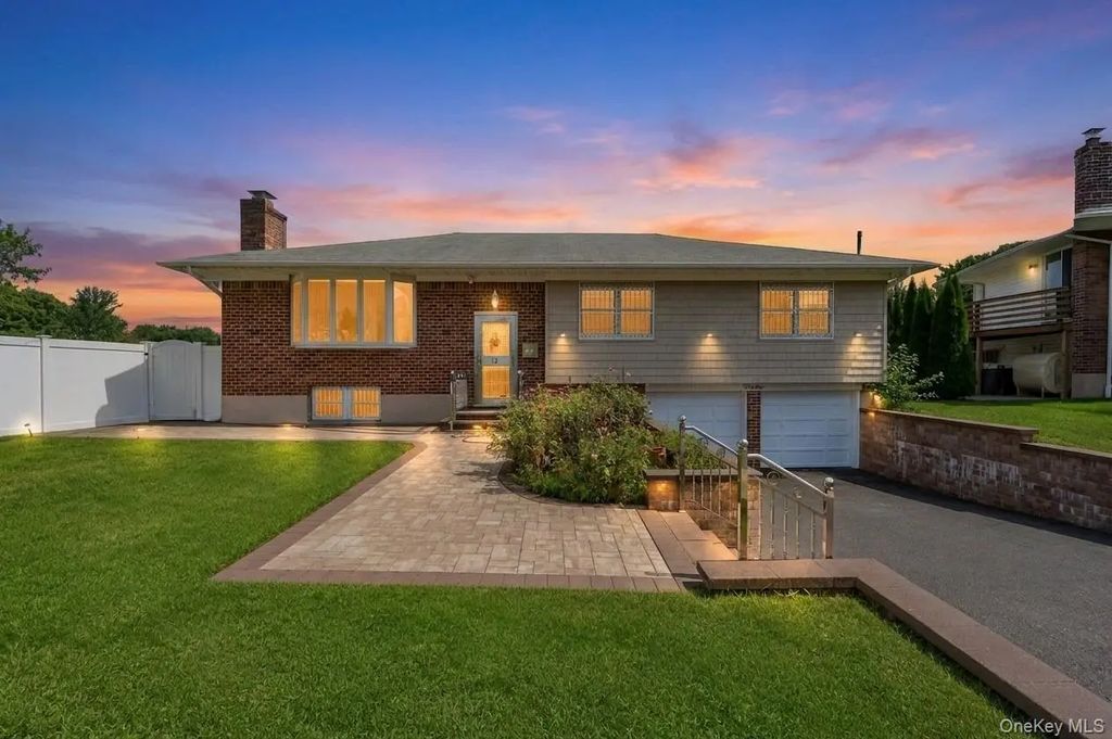 12 Hilton Court, Hicksville