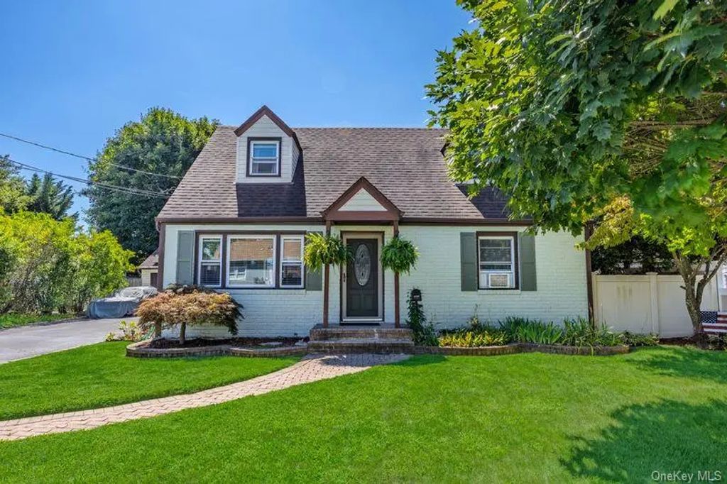 22 Maple Drive, Amityville