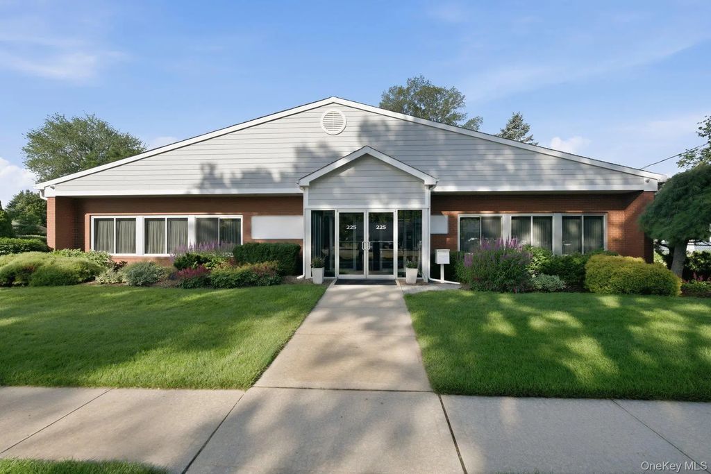 225 Howell Avenue, Riverhead
