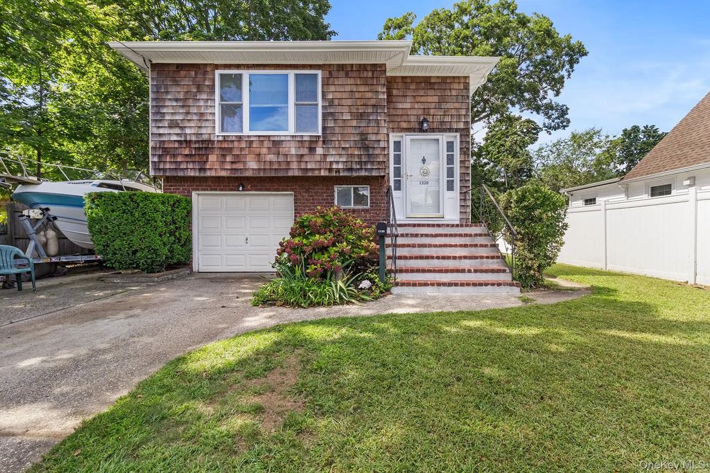 1320 Pine Acres Boulevard, Bay Shore
