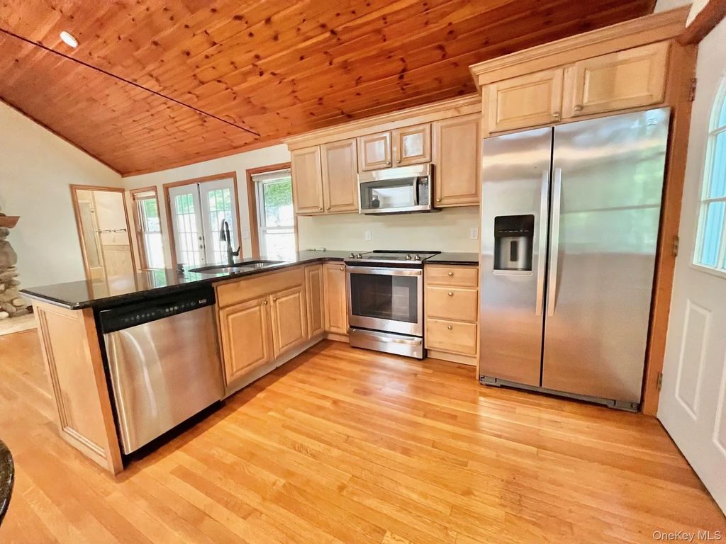 8 Anton Place, Lake Peekskill