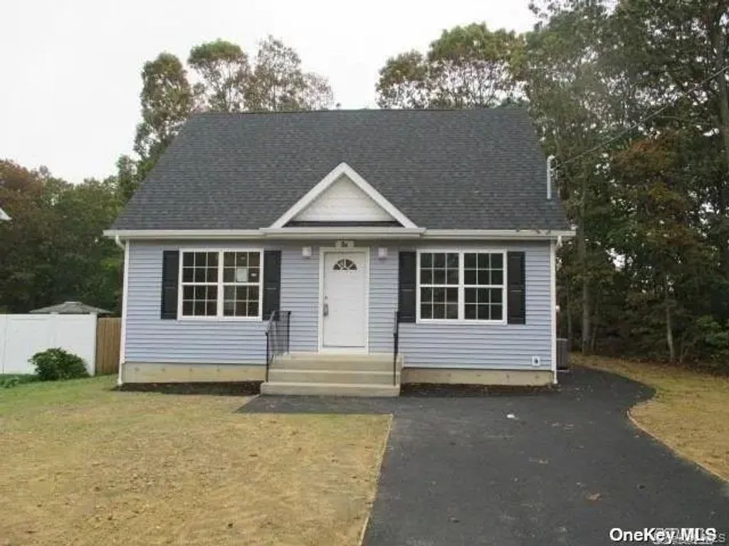 647 Doane Avenue, Bellport