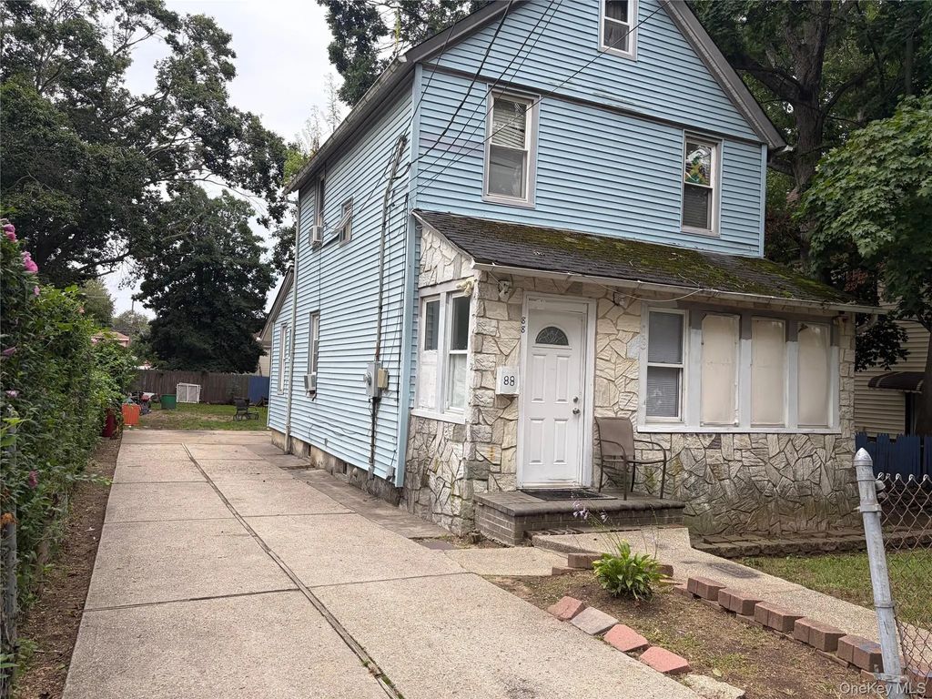 88 Colonial Avenue, Freeport