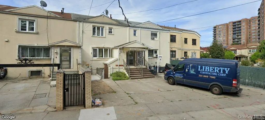 6258 Grand Central Parkway, Forest Hills