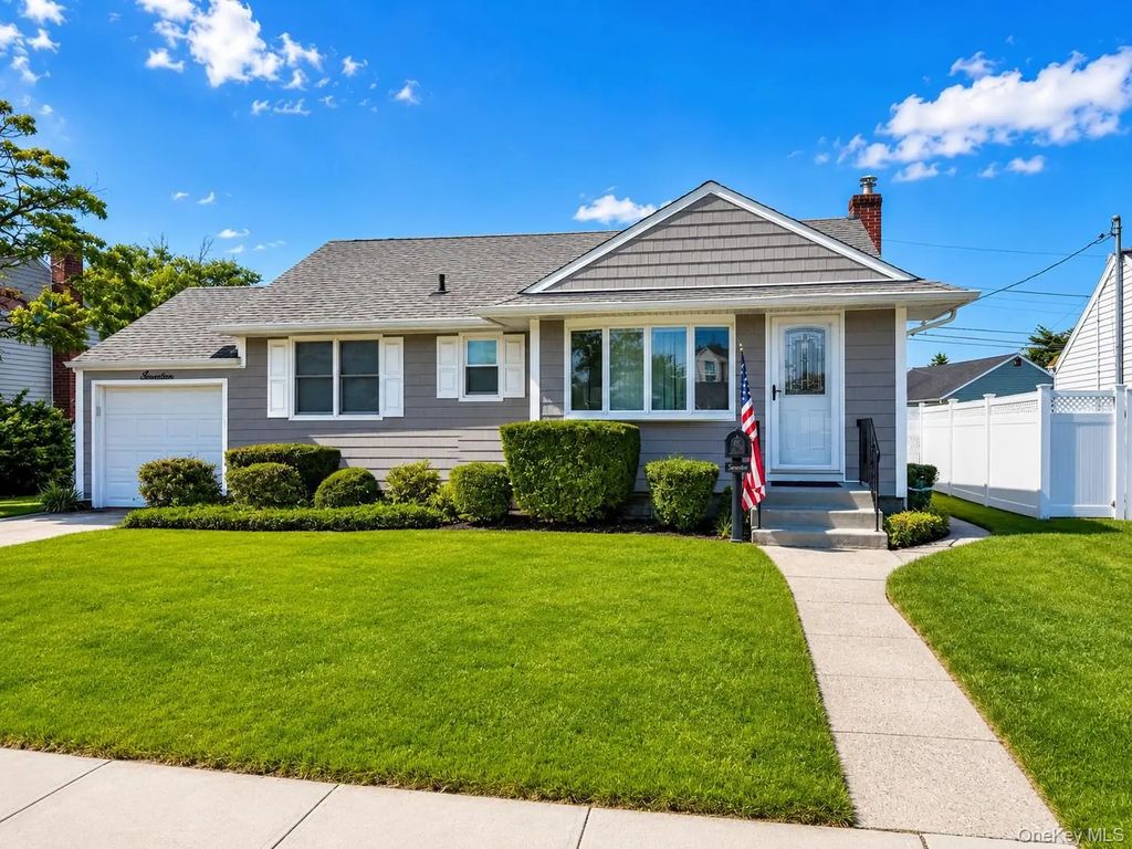 7 Crown Street, Hicksville