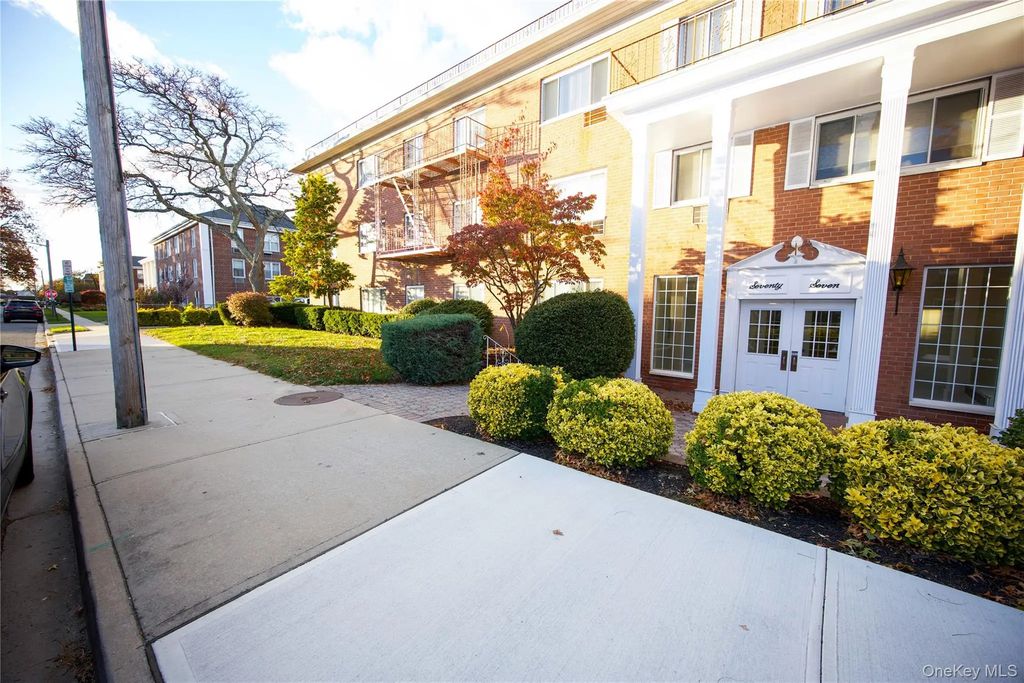 77 Lenox Road # 3a, Rockville Centre