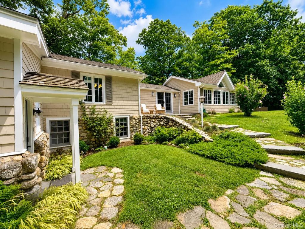 9 Lewis Road, Pound Ridge