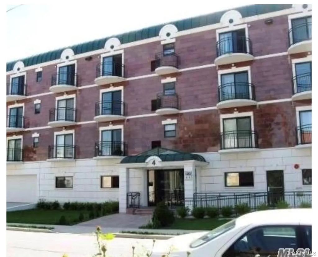 4 Chelsea Place # 2a, Great Neck