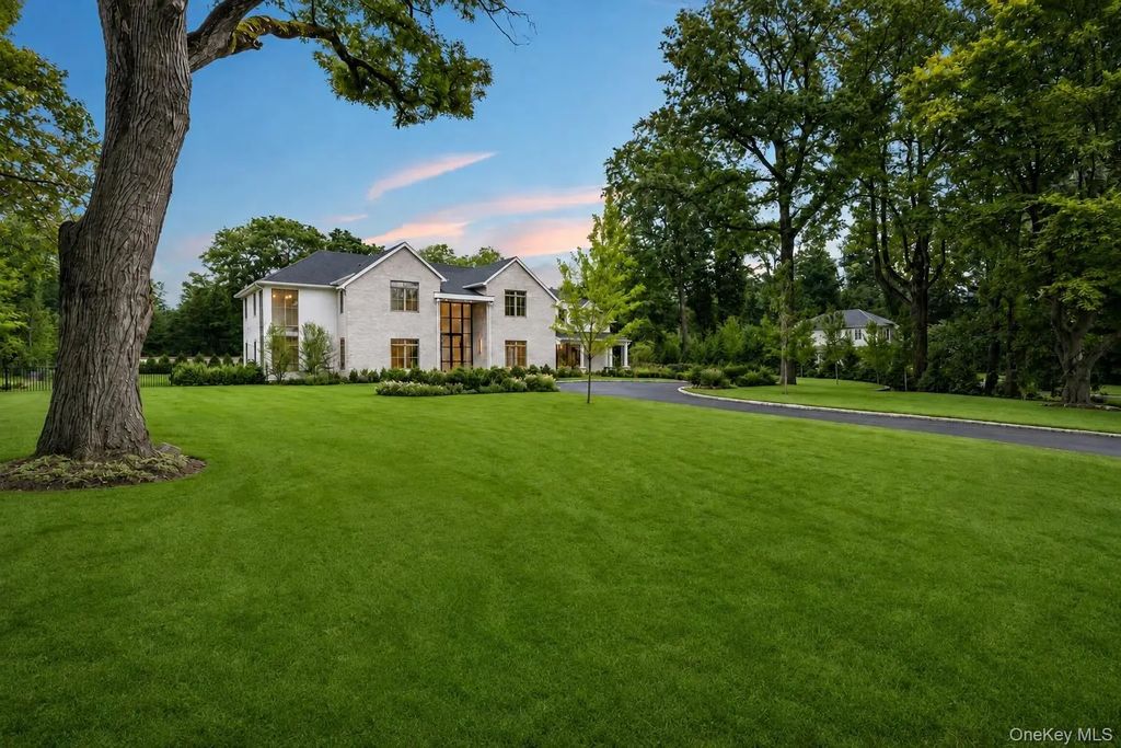 25 W Creek Farms Road, Sands Point