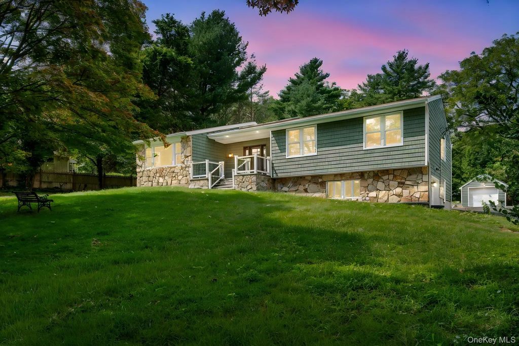 40 Lakeside Drive, Centerport