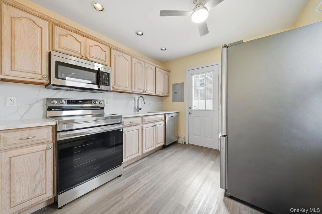 20 Needle Lane, Levittown