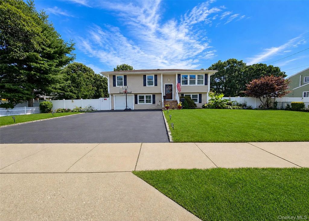 1028 Union Boulevard, Bay Shore