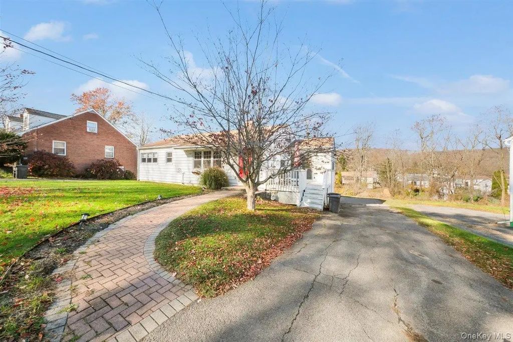 22 Quaker Hill Road, Monroe