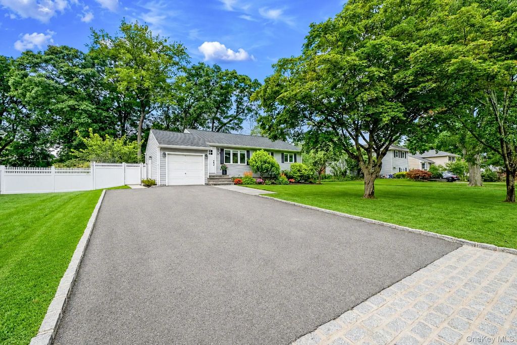 8 Gedney Avenue, Smithtown
