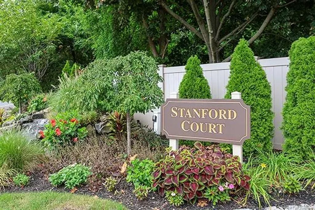 11 Stanford Court # B, Wantagh