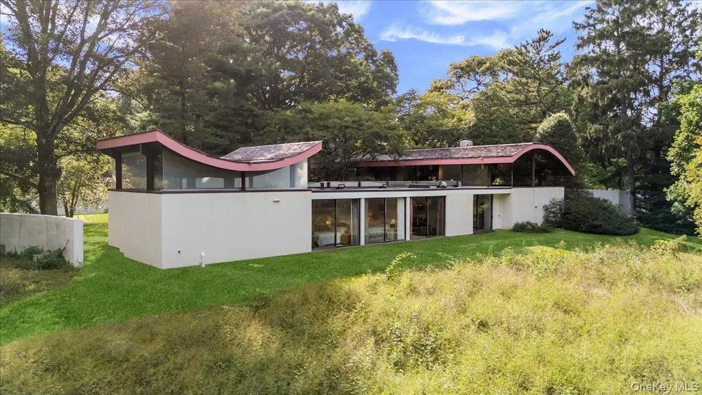 347 Duck Pond Road, Matinecock