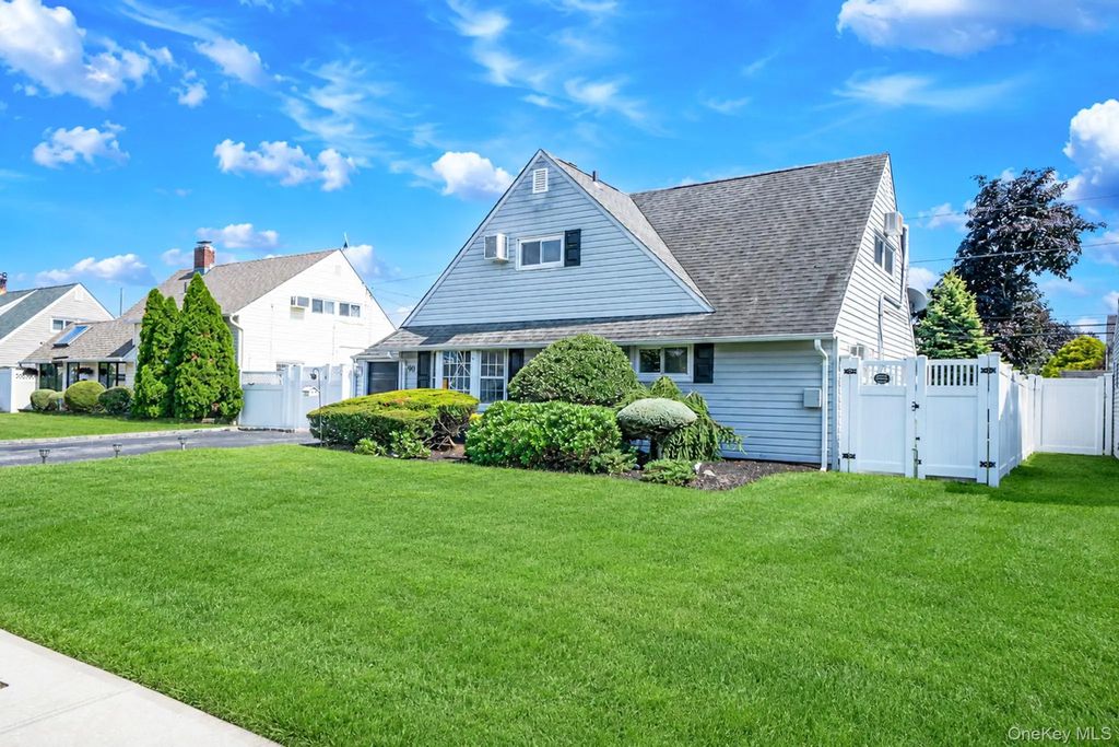 90 Twin Lane N, Wantagh