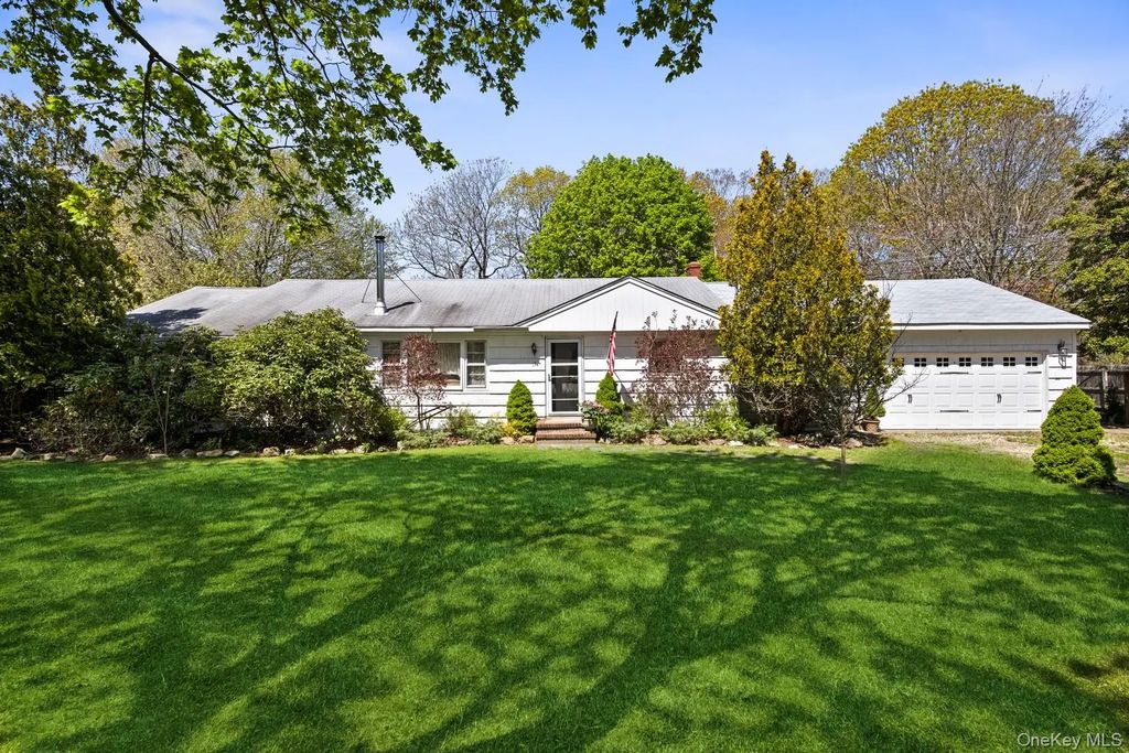 13 Booker Lane, Westhampton